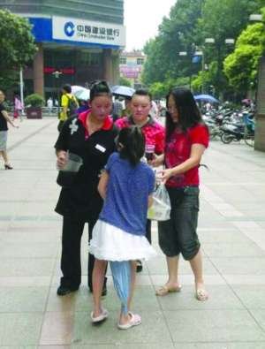 扬州城管局长率部下进南京海底捞学习为人服
