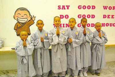 24华人青少年剃头出家修道 暑假乐当小沙弥_滚