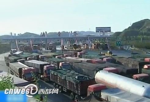 神盘公路大堵车+百余公里堵车5000辆