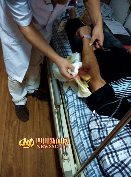 成都桐梓林一面包车与轿车相撞 4人被送医(图