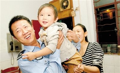 两岁儿被抱走 为找孩子亲人把郑州郊区翻个遍