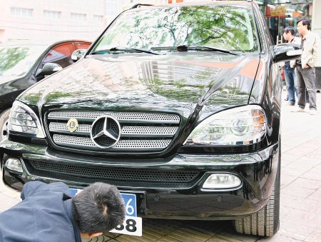 奔驰车碾断女警胳膊后逃逸 警方悬赏万元缉凶