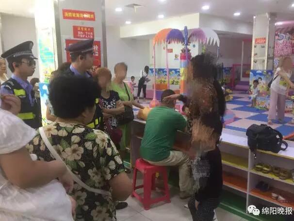 家长带自闭症儿童进游乐场 管理员将孩子抱出