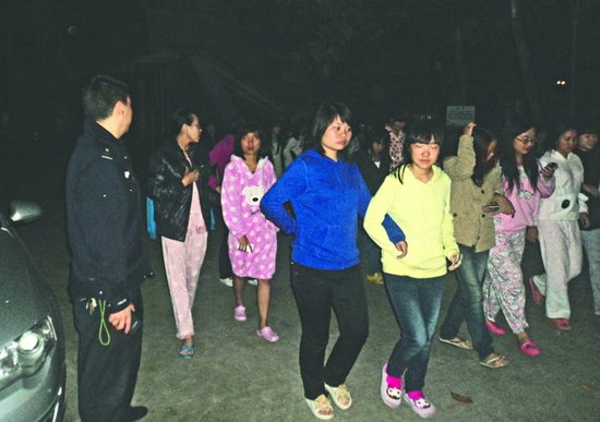 乐山师院<em>宿舍</em>堡坎垮塌 女学生<em>穿睡衣</em>开跑(图)_