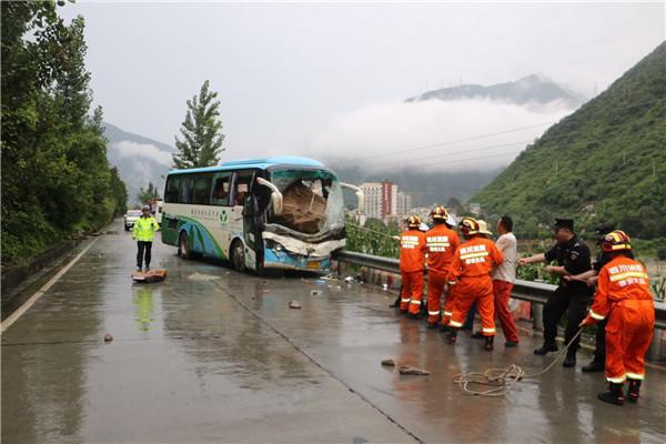 四川石棉县发生滚石砸车事故 致1人死亡6人受