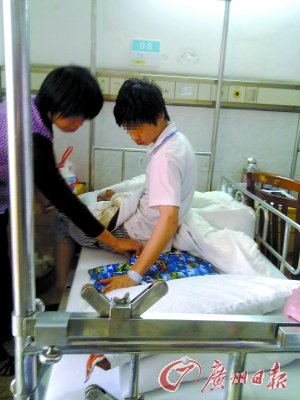 两初中生打赌“玩跳楼” 跃下三楼摔断脚