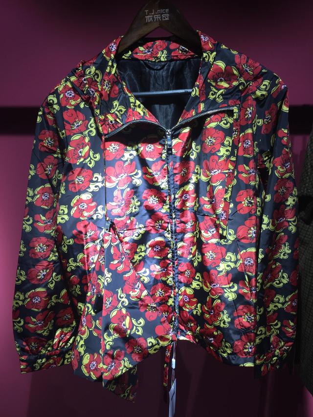 大牌潮服1-5折在成都发现一家抢相因的品牌折扣店