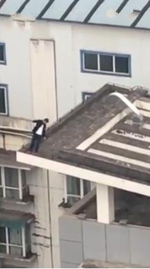 广安一男子恋上嫂子 情人节欲跳楼殉情(图)