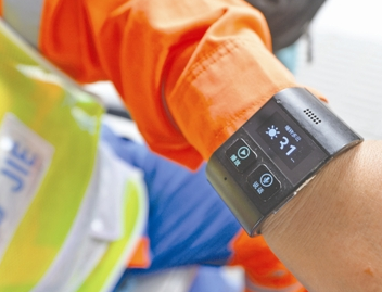 成都环卫工戴上智能手环 只为提高工作效率(图