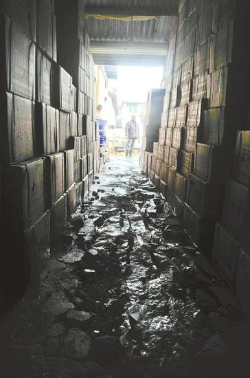 武阳大道附近商家遭水淹 疑因私开消防栓(图)