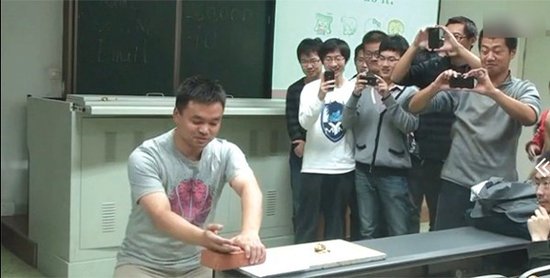 川大副教授课堂上劈砖图片