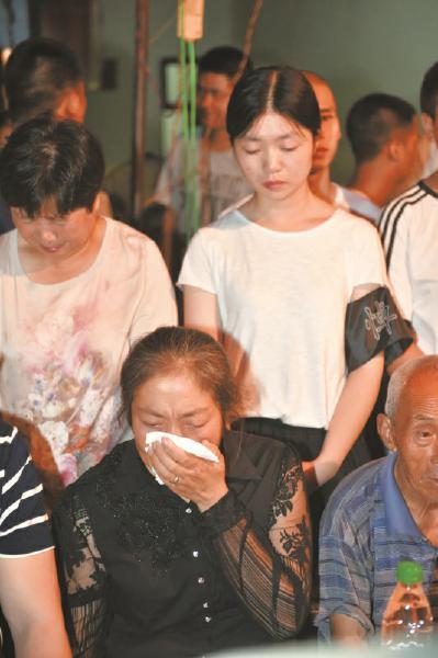 李磊的妈妈悲伤落泪.