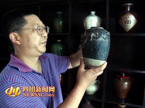酒文化与旅游业联系第一人 四川酒瓶藏家王庆