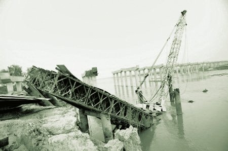 陕西一高架桥施工时钢便桥倒塌 8人落水1人失