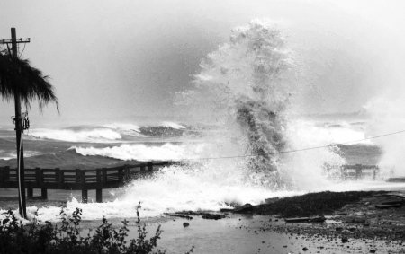 台风康森登陆三亚 成都至三亚航班取消(图)_热