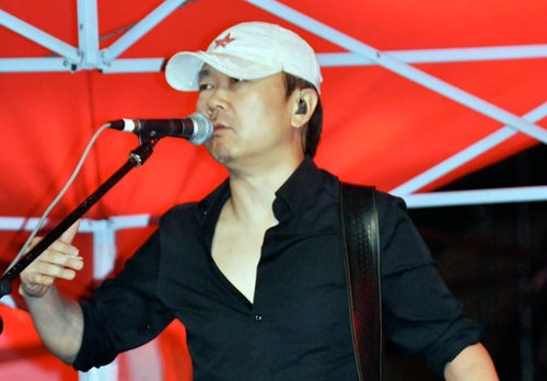 崔健苏州音乐节雨中开唱 振臂高呼重现摇滚激