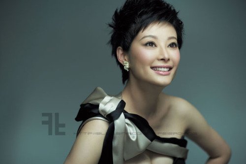 盘点:娱乐圈<em>头发短见识长</em>女星演绎短发风采_