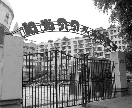 6岁女孩遭老师背部刺字 当事老师称无证据