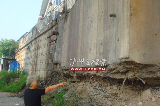 泸州沱江一桥桥墩堡坎现风化垮塌引市民担忧