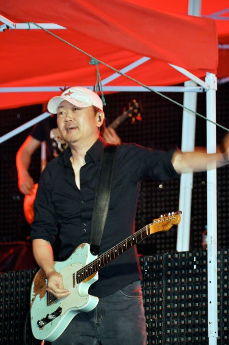 崔健苏州音乐节雨中开唱 振臂高呼重现摇滚激