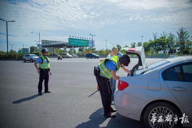 小丽父母月收入3500_拿到男友父母给的65万买房钱她不想结婚也不想退…