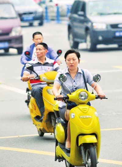 成都政协委员建议立法:骑电瓶车强制戴头盔