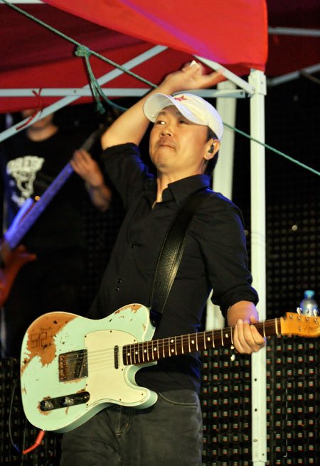 崔健苏州音乐节雨中开唱 振臂高呼重现摇滚激