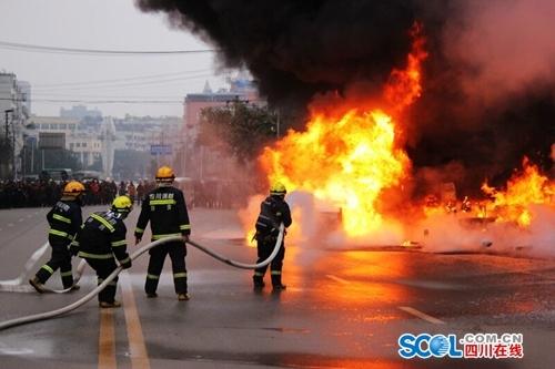 自贡三轮摩托车漏油引发大火 幸未造成人员伤