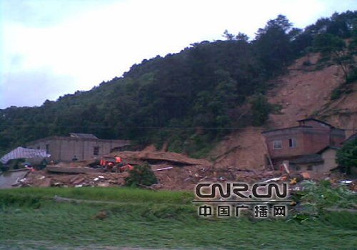 广西梧州山体坍塌伤亡惨重 民众驾车送救援人