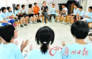 孩子们在跟着外教老师学外语;; "洋幼师"走穴多过陪练 发音不准吓坏