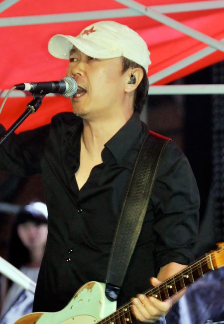 崔健苏州音乐节雨中开唱 振臂高呼重现摇滚激