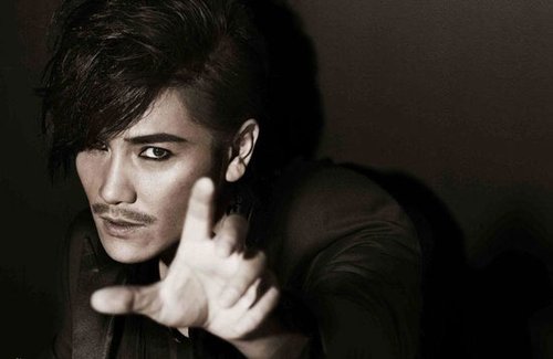 丁子峻烟熏写真 诠释霸气妖孽男_娱乐速递