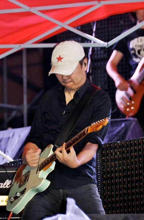 崔健苏州音乐节雨中开唱 振臂高呼重现摇滚激