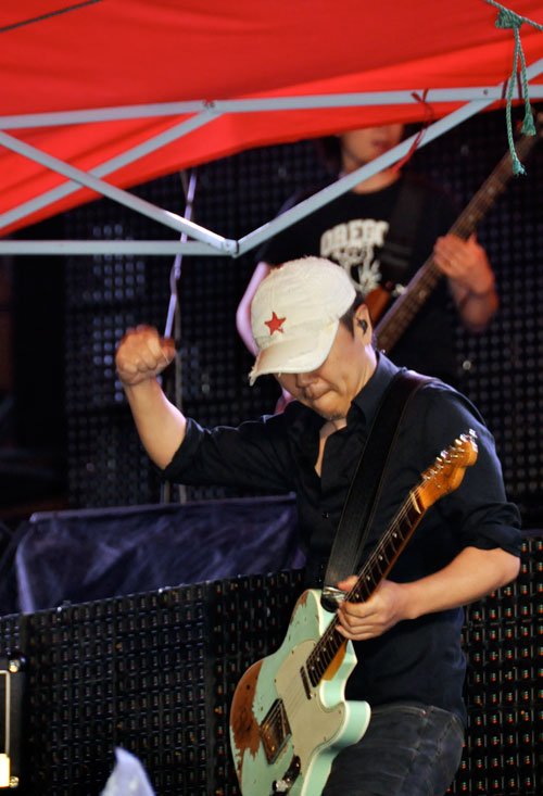 崔健苏州音乐节雨中开唱 振臂高呼重现摇滚激