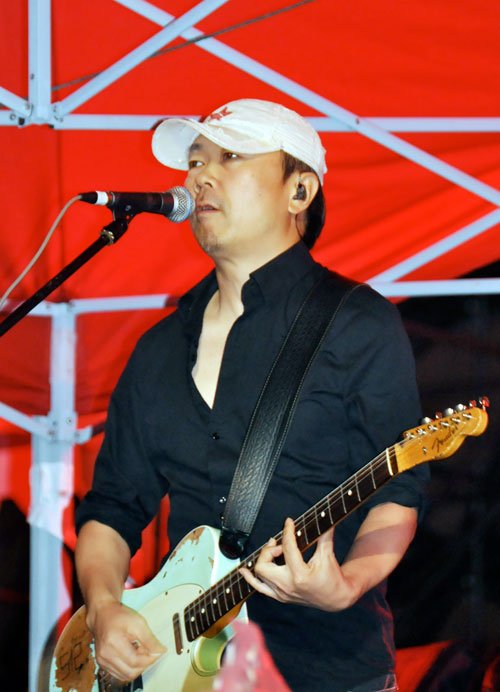 崔健苏州音乐节雨中开唱 振臂高呼重现摇滚激