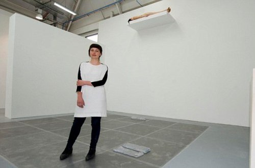 英古怪艺术:30人半空轮流<em>裸体</em>挺尸供参观(<em>图</em>