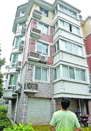 女孩三楼跳下 男友接个正着_新闻滚动_大成网_腾讯网