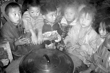 泸州义工买6吨煤 雇马帮送到山村小学(图)