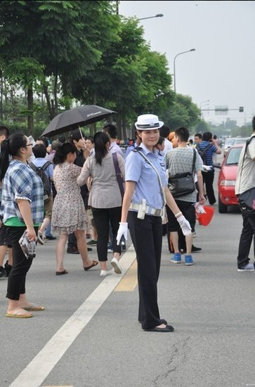成都美女模特当交警 引过路司机搭讪(图)