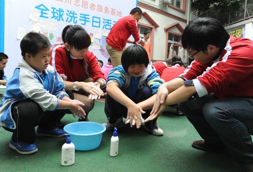 全球洗手日 志愿者教特教学校孩子正确洗手