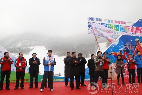 南国冰雪节开幕 万人堆雪球挑战世界记录