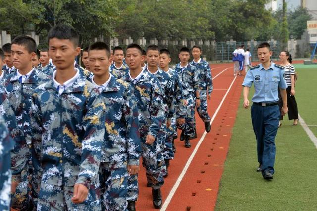 四川两学校迎来高中生飞行员 军官当教导员(