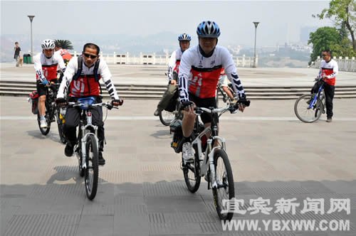 倡导低碳生活12名宜宾人骑车到西藏_新闻滚动