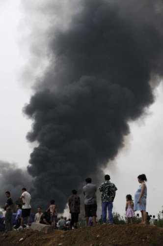 成都东三环一仓库发生燃烧 尚无人员伤亡报告