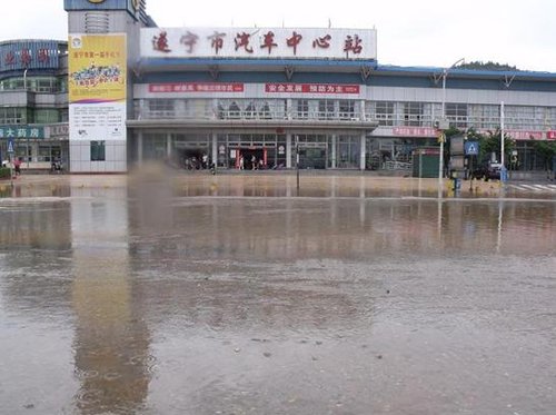 遂宁市连续两天大到暴雨 城区部份路段积水成