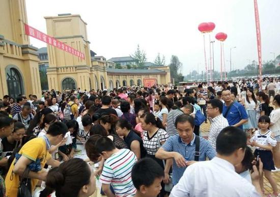 四川首届小学生作文大赛举行 现场出题现场决