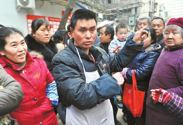 12月28日,在张家巷菜市场,男子讲述他与老太太发生碰撞的经过.