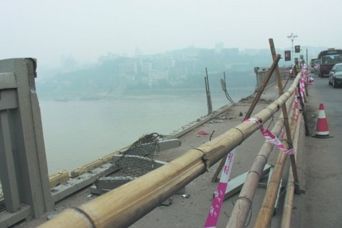 泸州长江大桥一年受伤4次 轿车冲破护栏险坠江