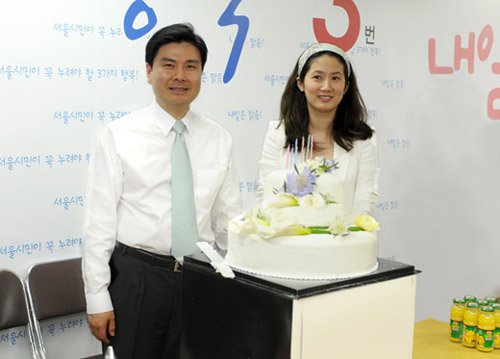 韩国女星沈银河亮相 为丈夫竞选首尔市长助威【图】