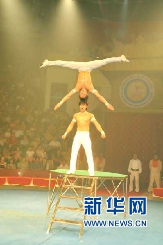 中国湖南杂技团在越南国际杂技节精彩表演(组